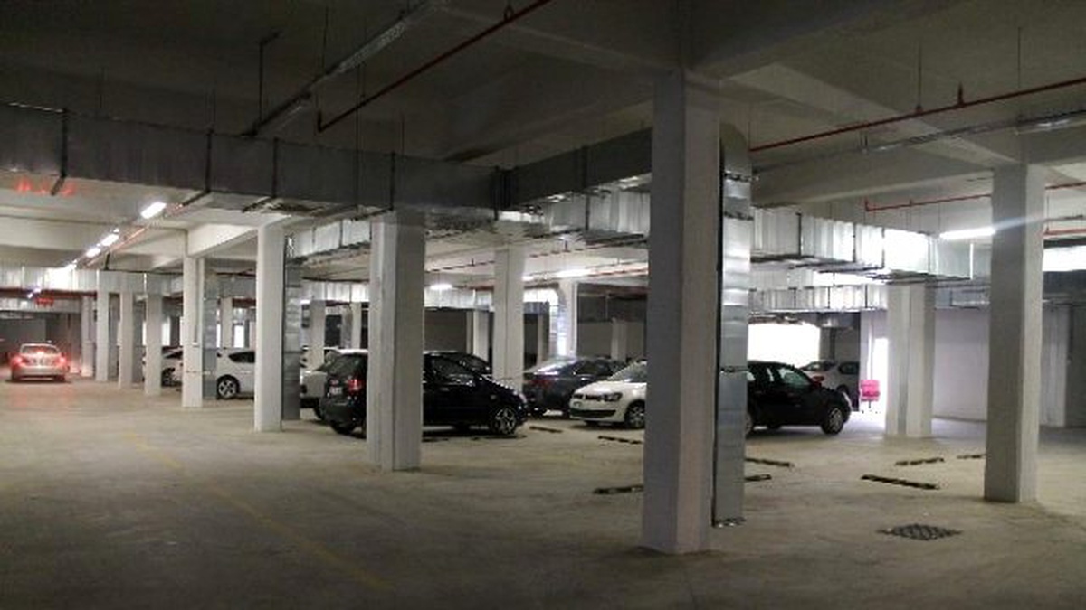 Hastanenin Kapalı Otoparkı Hizmet Veriyor