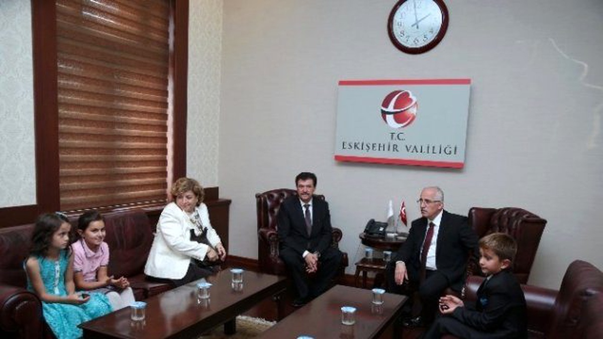 İlkokul Öğrencileri Vali Tuna\'yı Ziyaret Etti