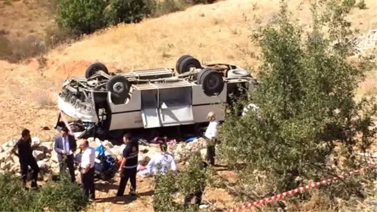 İşçileri Taşıyan Midibüs Uçuruma Yuvarlandı: 1 Ölü, 22 Yaralı