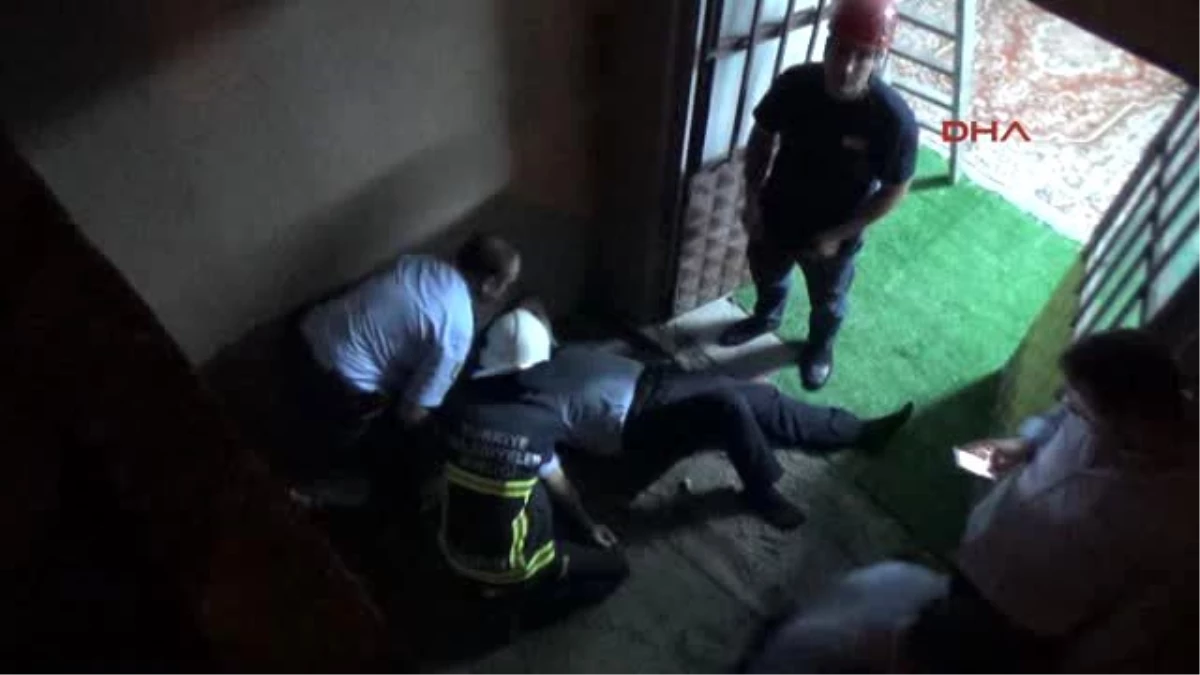 Kaçan Kişiyi Yakalamak İsteyen Polis Merdiven Boşluğuna Düştü
