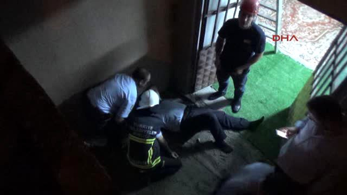 Kaçan Kişiyi Yakalamak İsteyen Polis Merdiven Boşluğuna Düştü