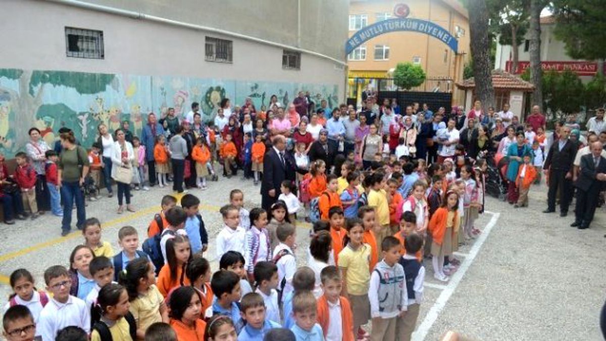 Kula\'da 7 Bin 600 Öğrenci İçin Ders Zili Çaldı
