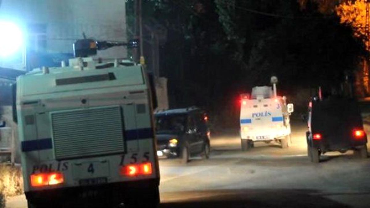 PKK'lılar, Yüksekova Emniyet Müdürlüğü Binasına Saldırdı