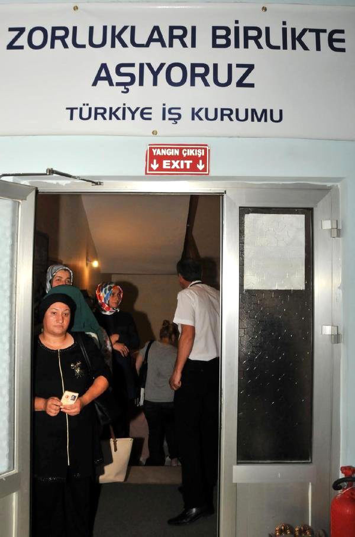 Rize'de 1600 Kişinin İşe Alınacağını Duyanlar Kuyruk Oluşturdu