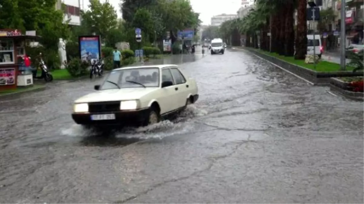 Sağanak Yağmur Çanakkalelilere Zor Anlar Yaşattı