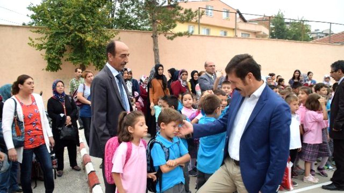 Sındırgı Belediyesi\'nden Öğrencilere Kırtasiye Yardımı