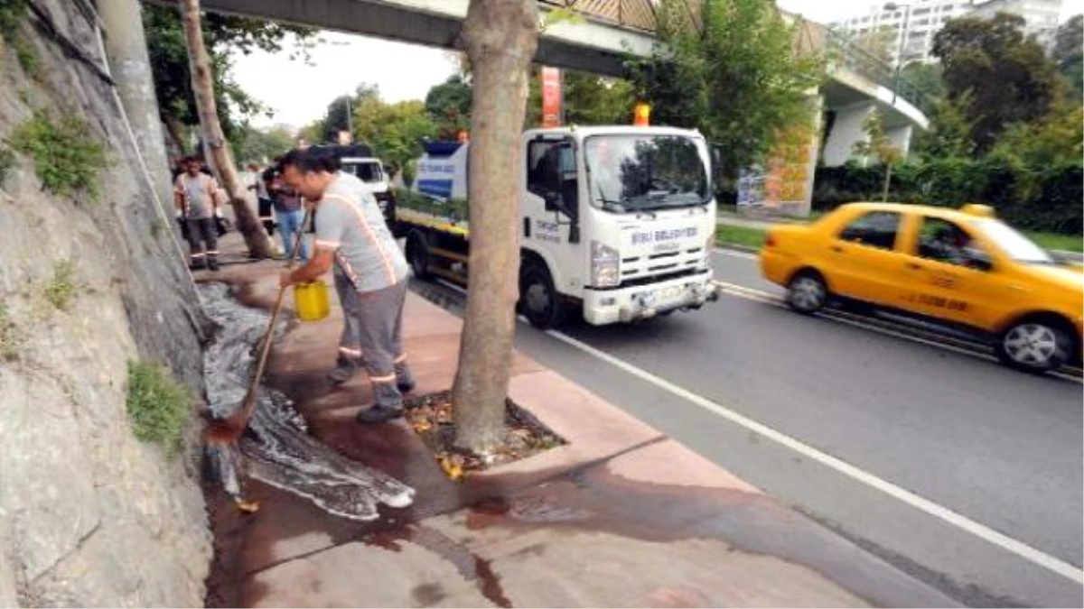Taksicilerin Tuvaleti Haline Gelen Üst Geçitin Altını Yıkayıp Kapattılar