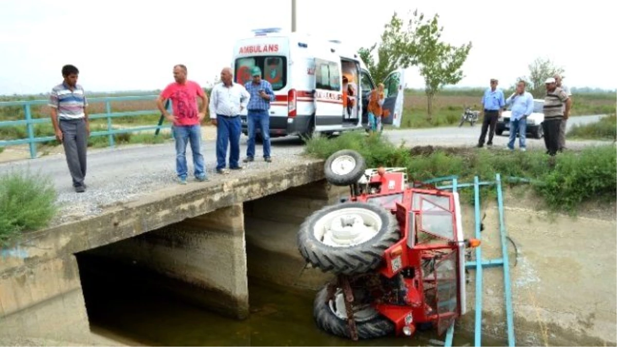 Söke\'de Traktör Su Kanalına Devrildi: 2 Yaralı