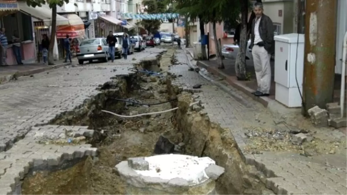 Tekirdağ\'da Sağanak Yolları Delip Geçti