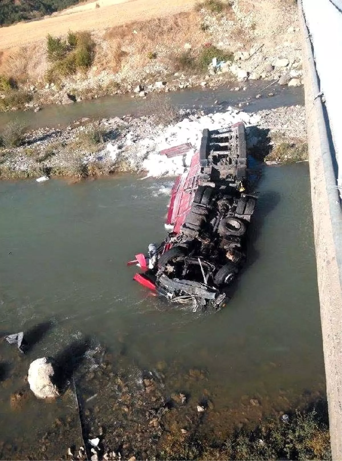 Un Yüklü TIR Kelkit Çayı\'na Uçtu: 2 Ölü