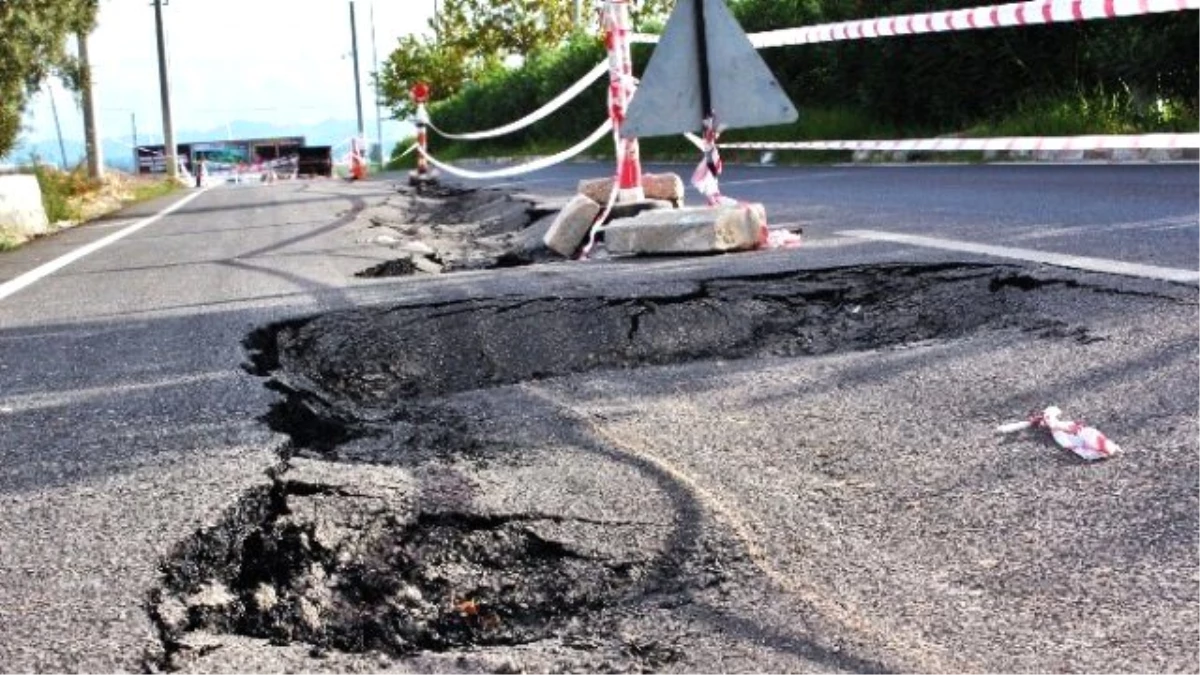 Yağmur Sonrası Çöken Yol Trafiğe Kapatıldı