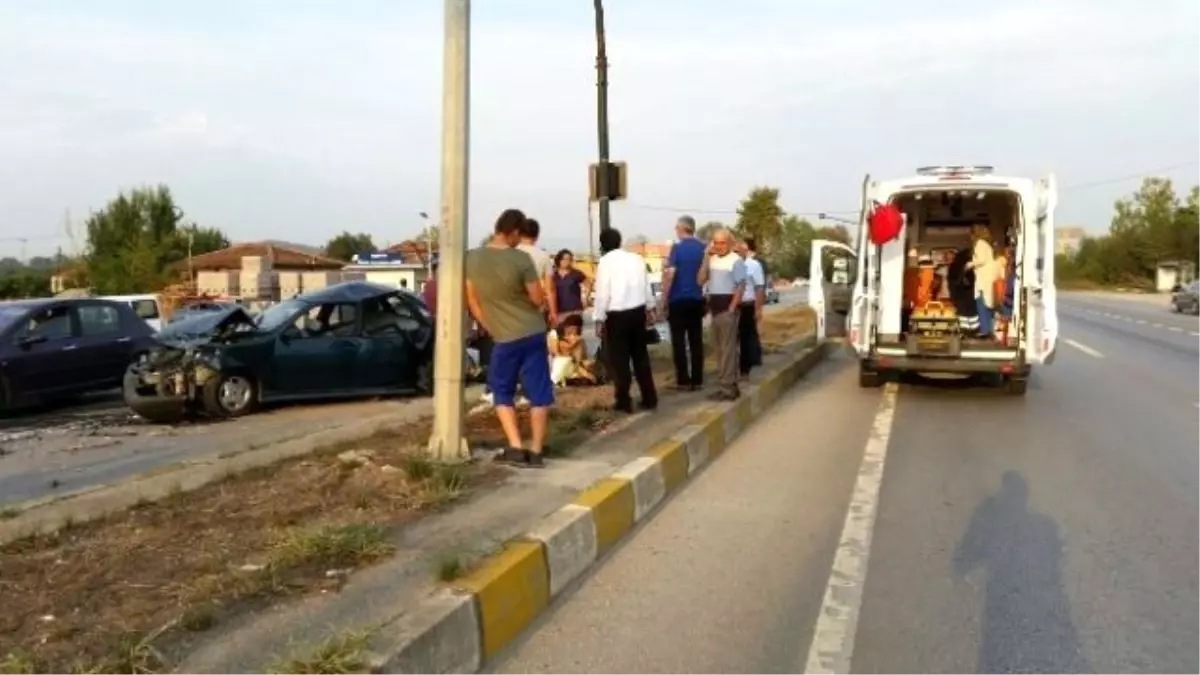 Zincirleme Trafik Kazasında 4 Kişi Yaralandı