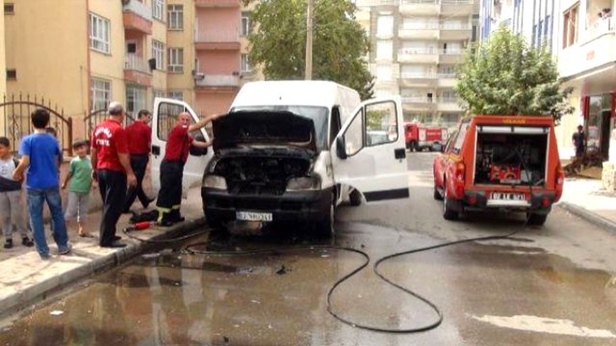 Adıyaman\'da Park Halindeki Minibüs Yandı