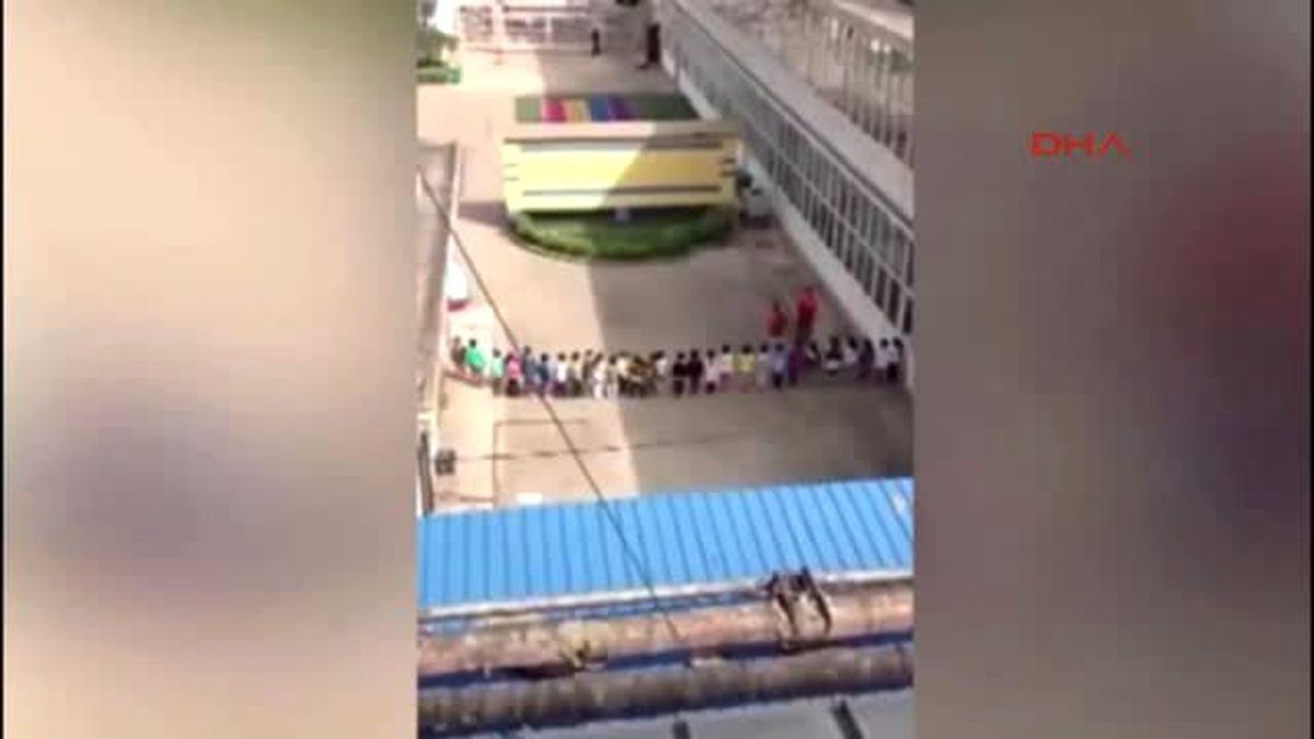 Öğretmen, Anaokulu Öğrencilerini Sıra Dayağından Geçirdi