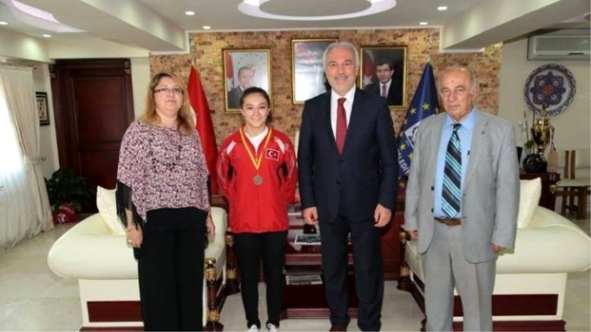 Başkan, Avrupa Şampiyonu İlknur Gedik\'i Ödüllendirdi