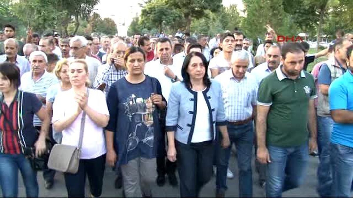 Diyarbakır\'da Hdp\'den Operasyonlara Tepki Yürüyüşü