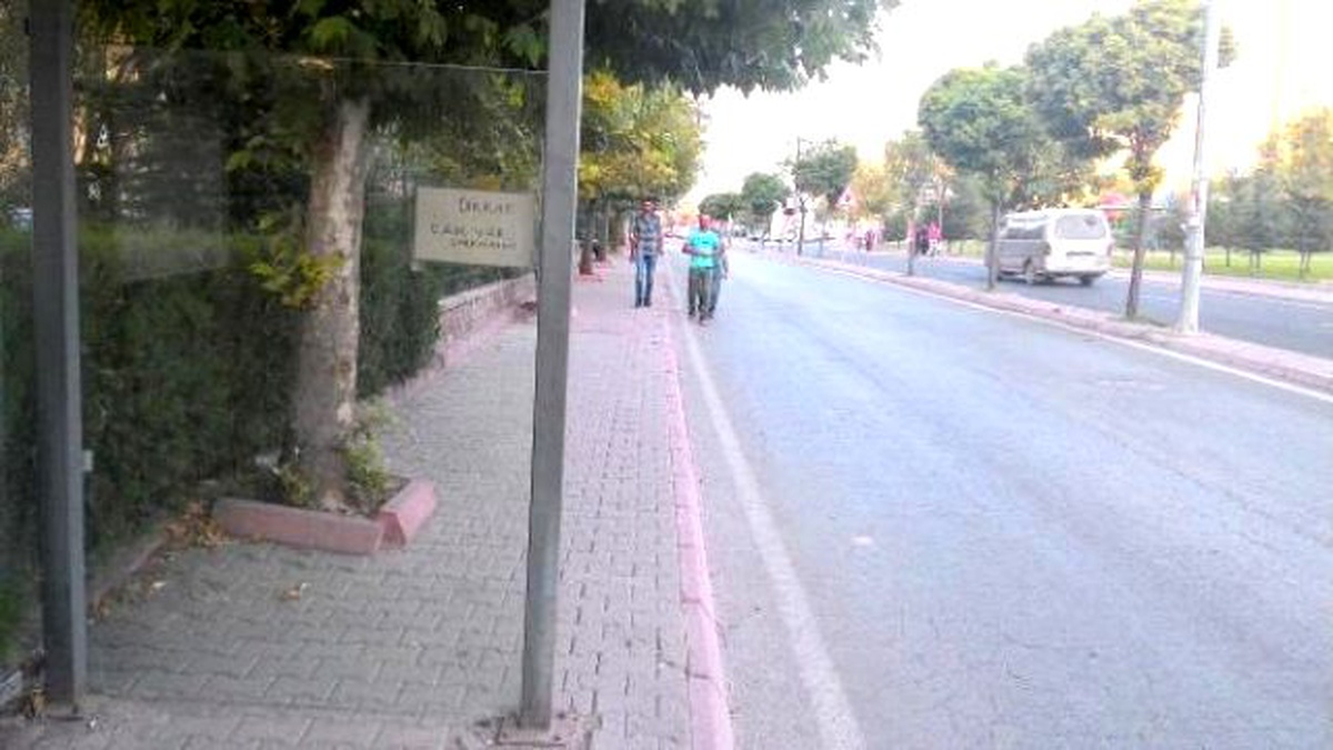 Durağa \'Dikkat Cam Var Çarpmayın\' Yazısı