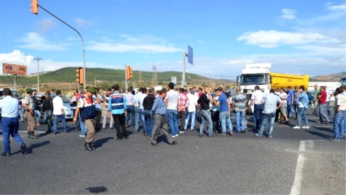 Erol Evcil\'in Fabrikasında Maaş Alamayan İşçiler Yol Kapattı