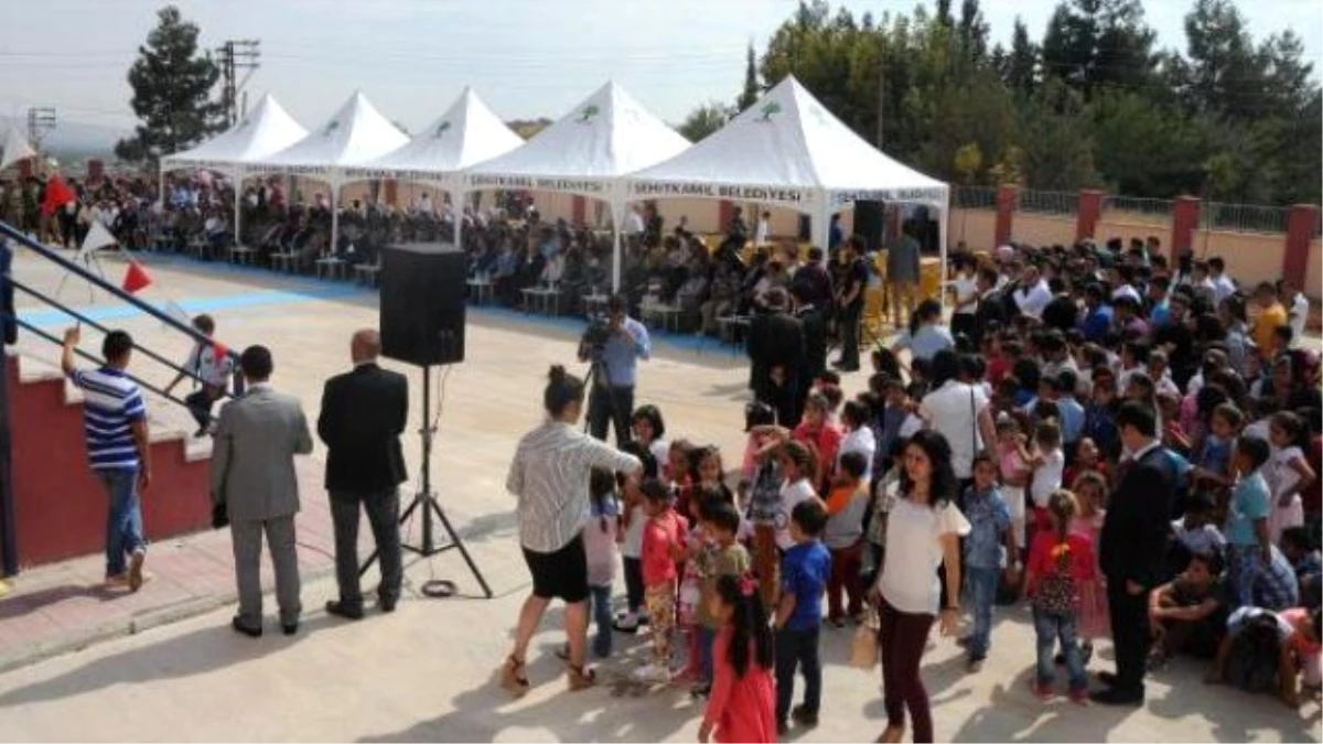 Gaziantep\'te, Ders Yılı Açılışında Öğrenciler Güneş Altında Kaldı