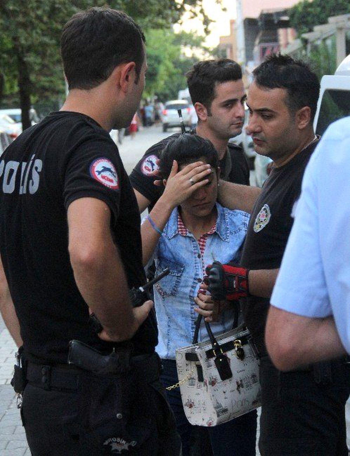 Genç Kadın Kendisine Yan Bakan Şahsı Bıçakladı