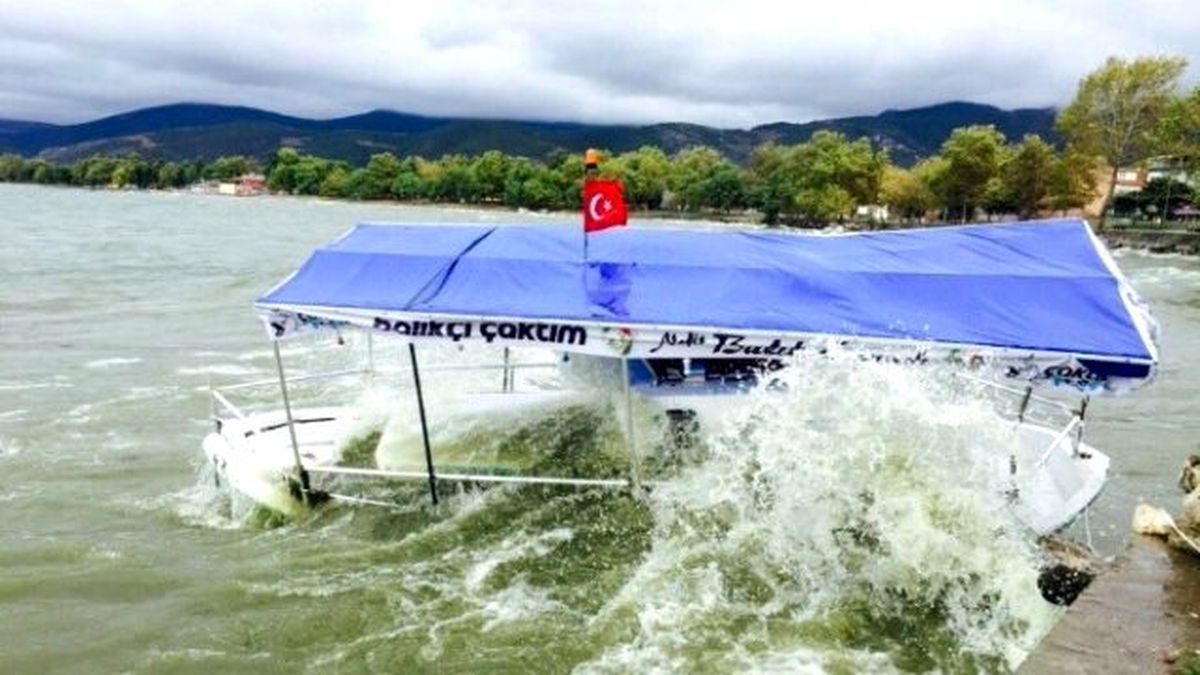 İznik\'te Rüzgar Tekneleri de Etkiledi