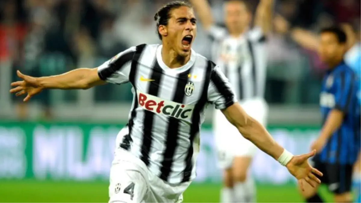 Juventus\'lu Caceres, Ferrari\'siyle Kaza Yaptı