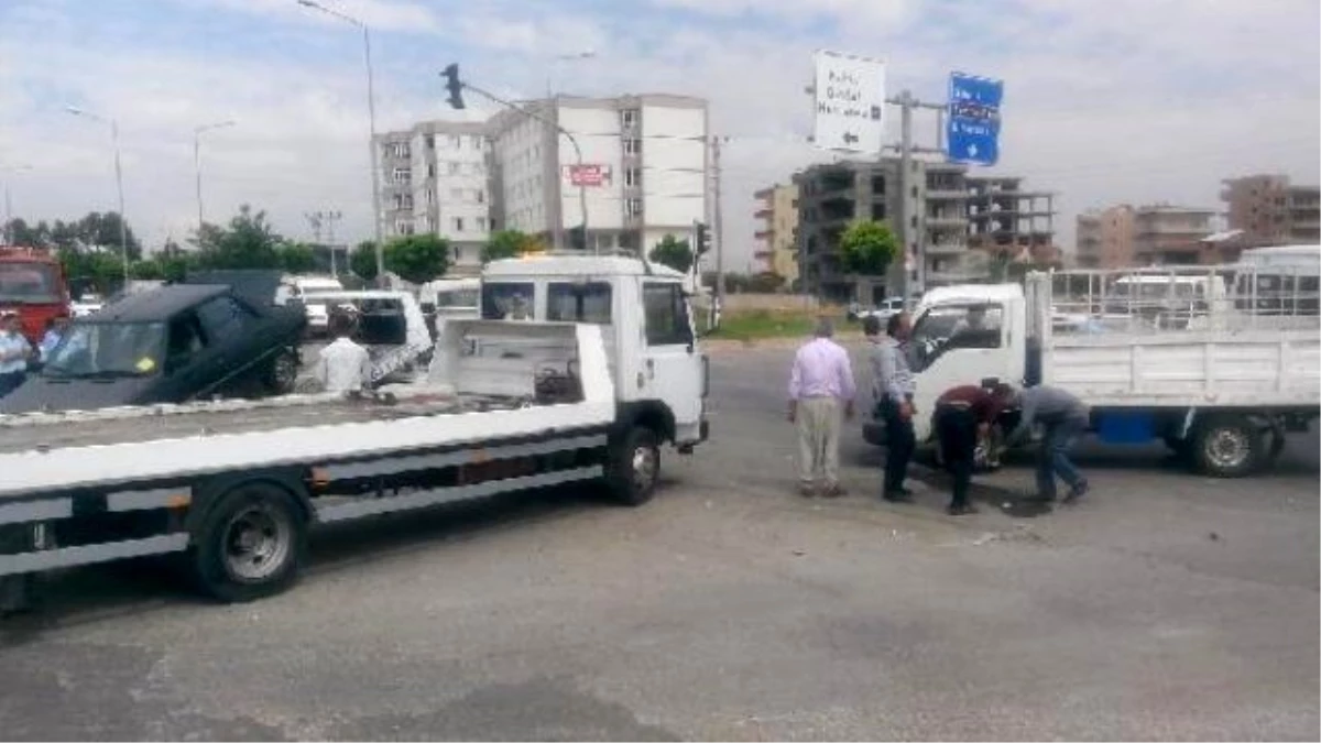 Kahta\'da Otomobil ile Kamyonet Çarpıştı: 6 Yaralı