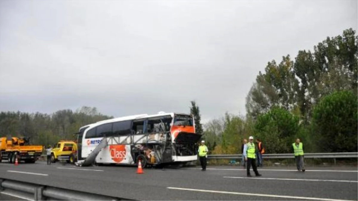 Kamyon Emniyet Şeridinde Duran Otobüse Çarptı: 2 Ölü, 4 Yaralı
