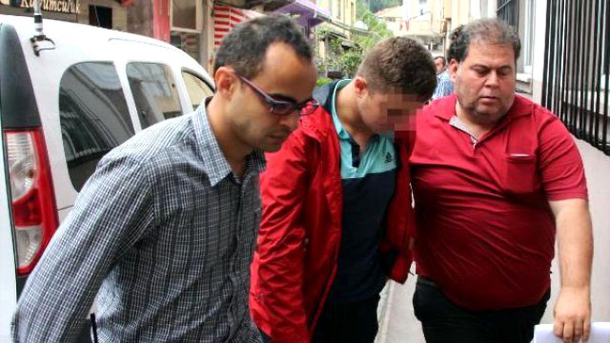 Lisede Sınıf Başkanı, Sınıfa Girmeyen Öğrenciyi Bıçakladı