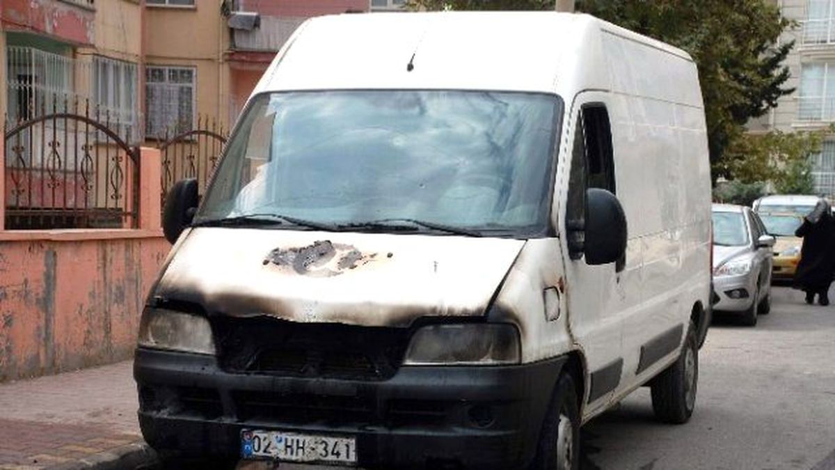 Park Halindeki Minibüs Yandı