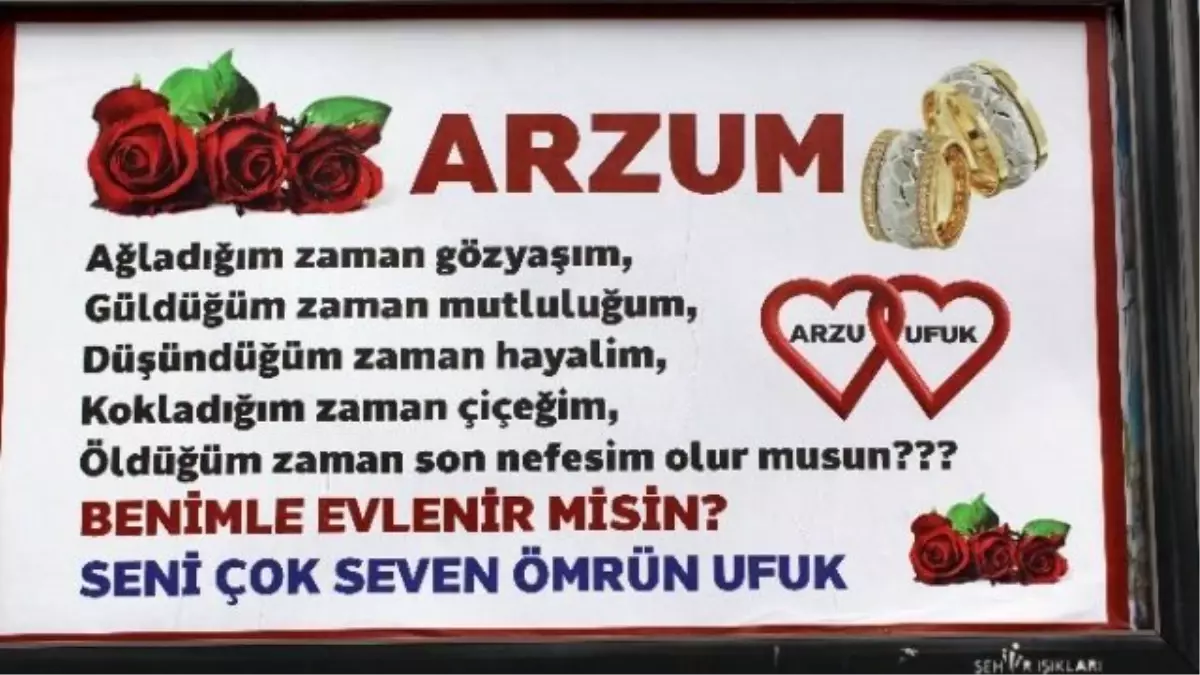 Reklam İlanıyla Sevgilisine Evlenme Teklifi Etti