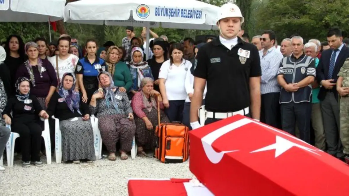 Şehit Polis, Gözyaşları Arasında Toprağa Verildi