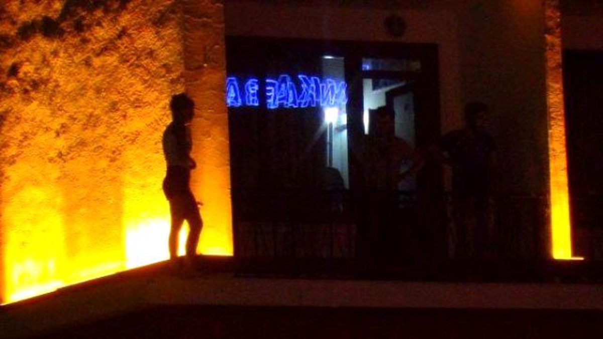 Sevgilisiyle Kavga Eden Kadın Otelin Balkonunda İntihara Kalkıştı