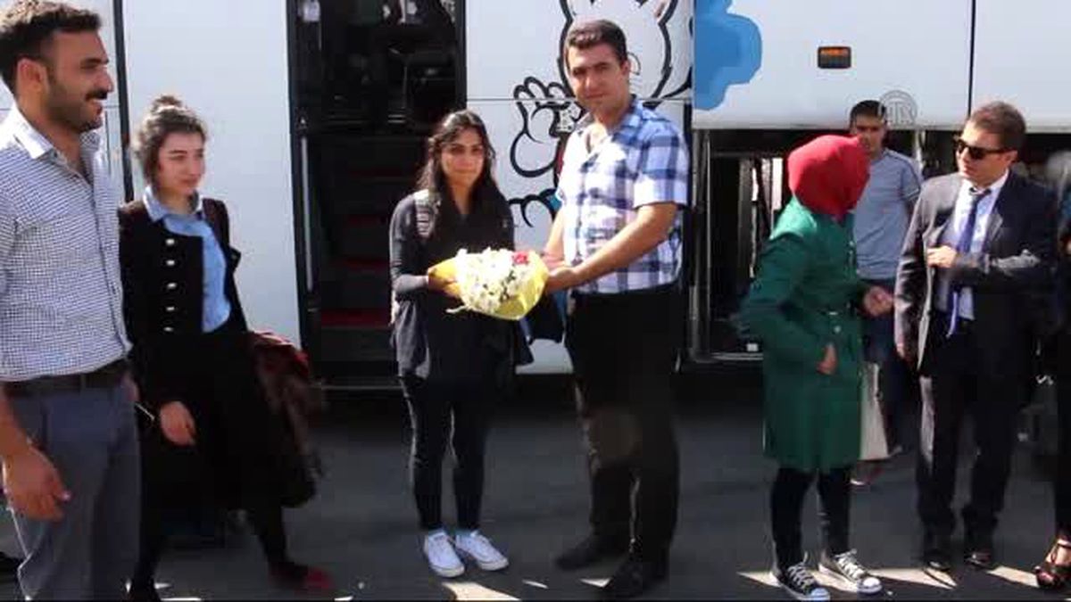 Silopi'ye Atanan 425 Öğretmen Çiçeklerle Karşılandı