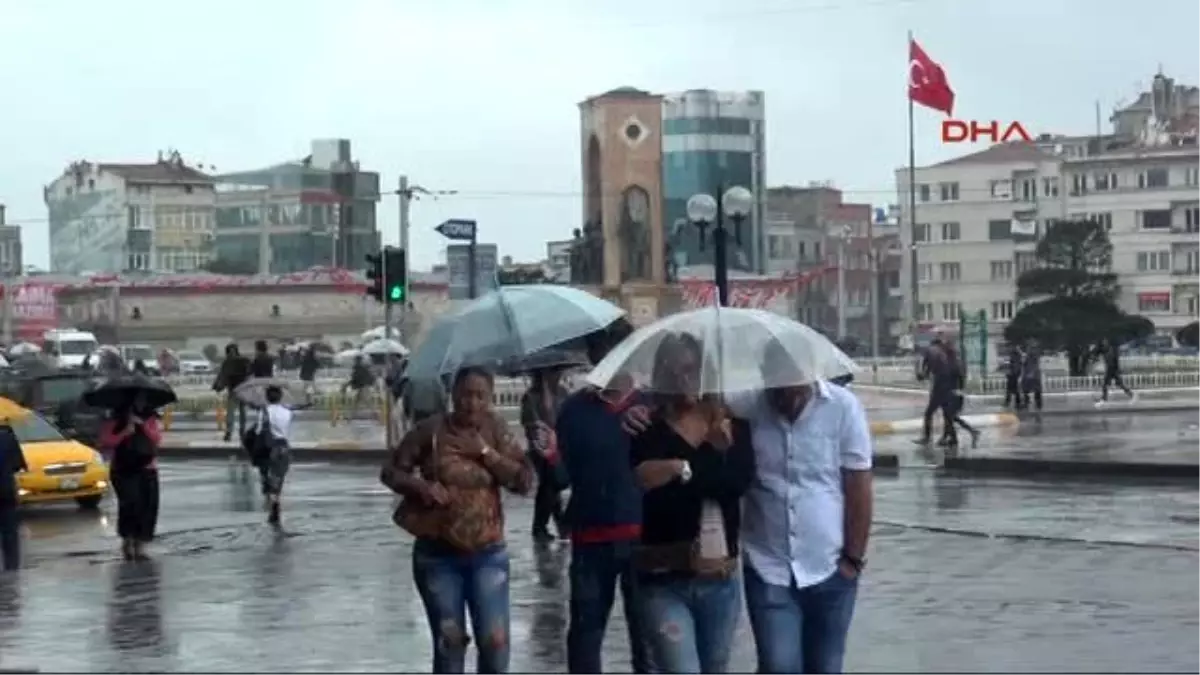 Taksim\'de Yağmur Telaşı...