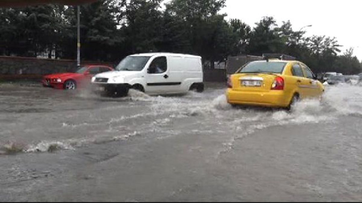 Ümraniye\'de Birçok Ev ve İşyeri Sular Altında Kaldı