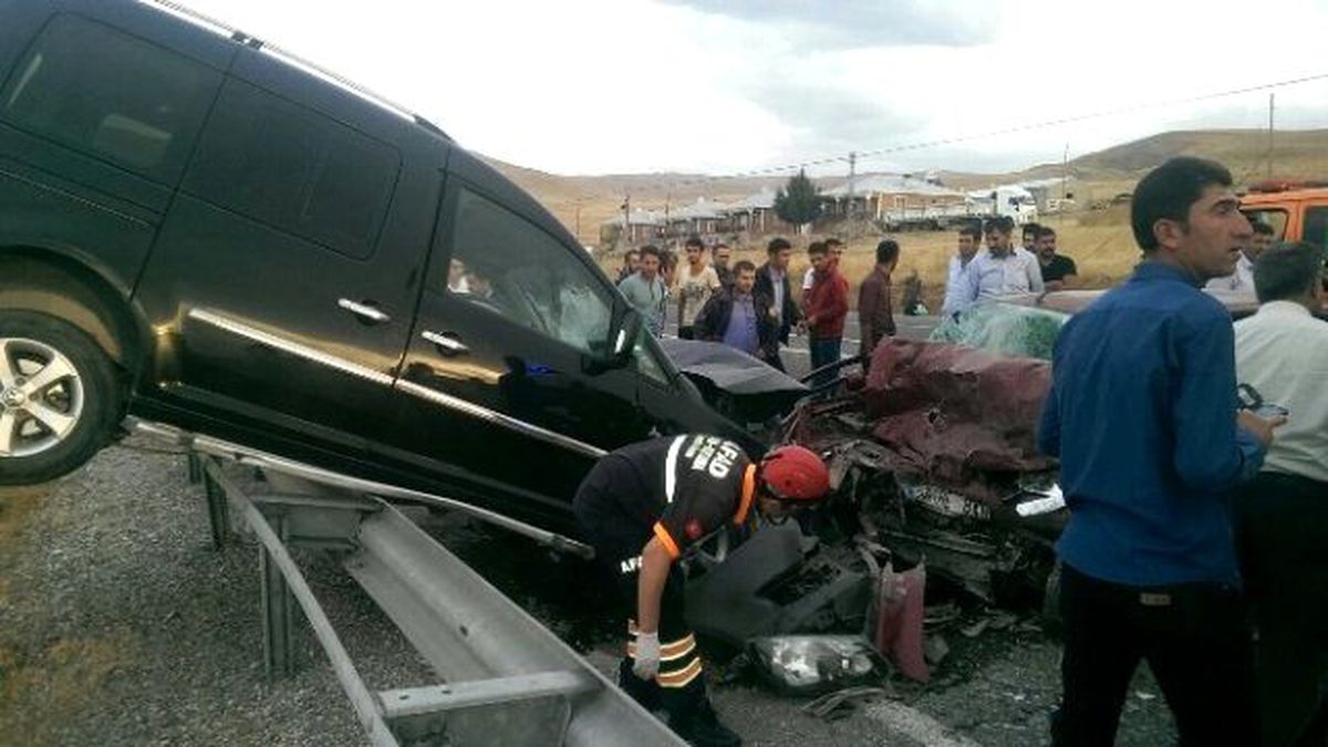 Van\'da Sıkışmalı Trafik Kazası; 2 Ölü, 3 Yaralı