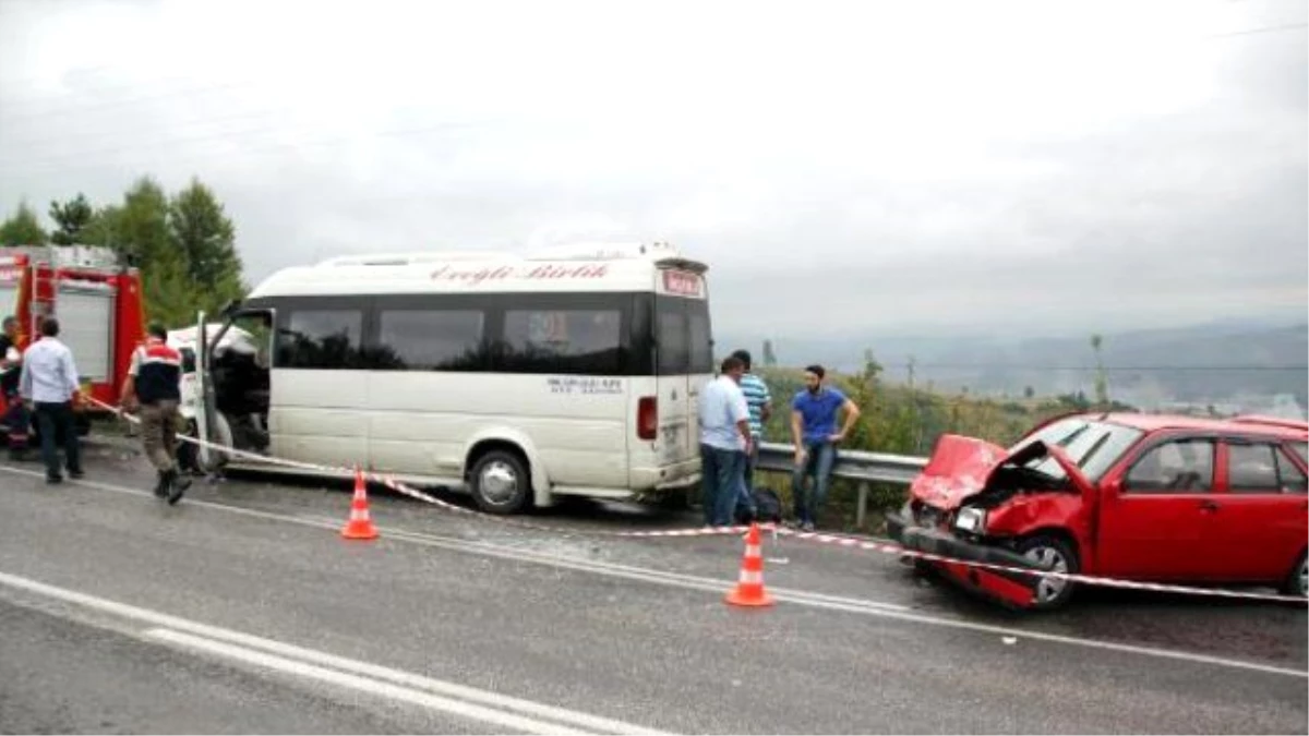 Yolcu Minibüsü Otomobille Çarpıştı: 9 Yaralı