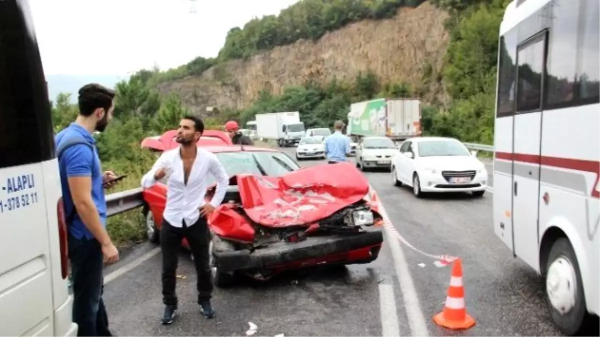 Yolcu Minibüsüyle Otomobil Kafa Kafaya Çarpıştı: 1\'i Çocuk 9 Yaralı