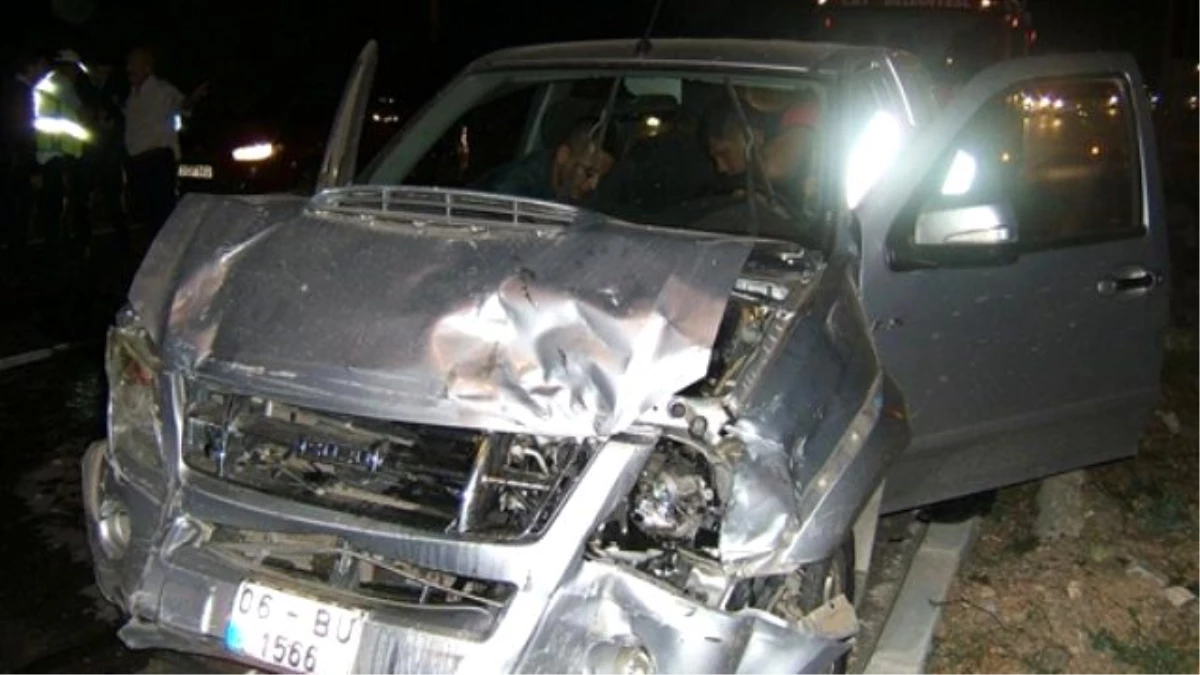 Afyonkarahisar\'da Kamyonet ile Otomobil Çarpıştı: 1 Ölü, 2 Yaralı