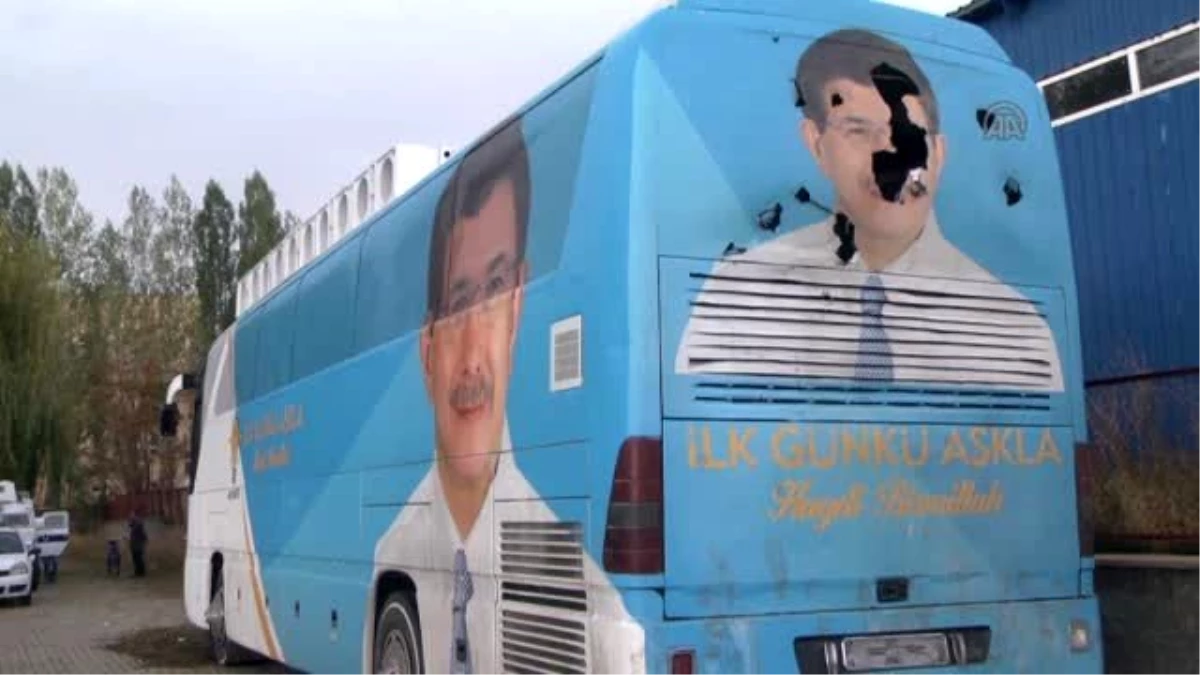 Ağrı\'da AK Parti Seçim Otobüsüne Taşlı Saldırı
