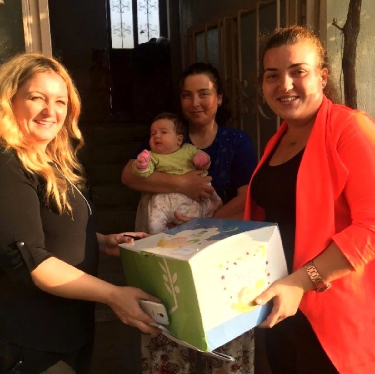 AK Parti\'den Annelere Bebek Çantası Sürprizi