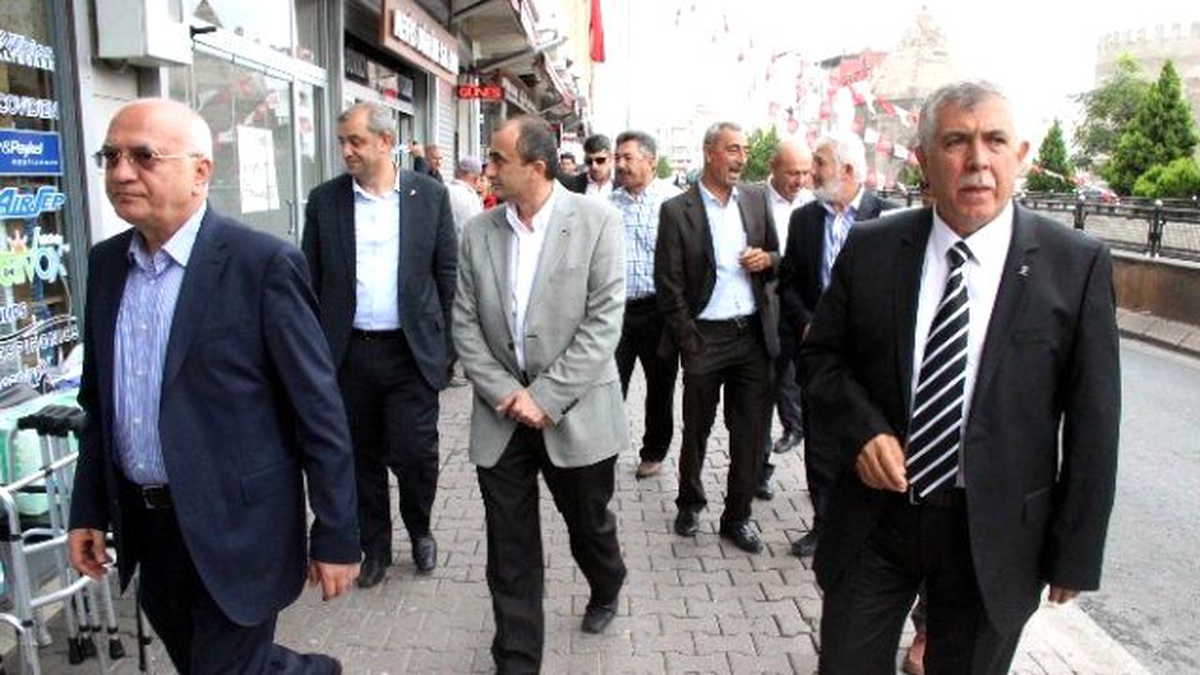AK Parti Milletvekili Adayları Yoğunburç ve Hunat Esnafını Gezdi