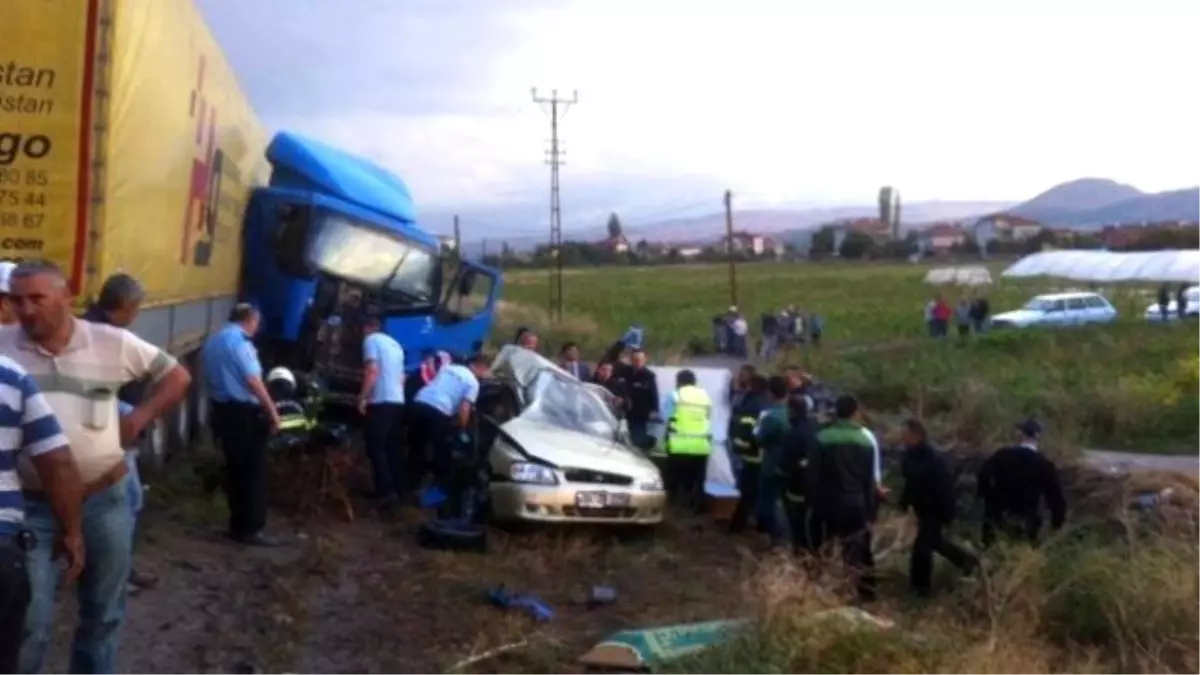 Amasya\'da Tır ile Otomobil Çarpıştı: 4 Ölü