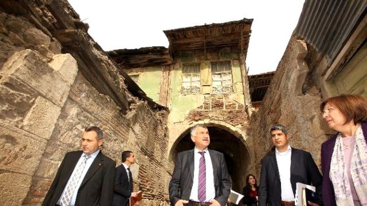 Başkan Karalar\'dan Tarihi Sokağa Restorasyon Müjdesi