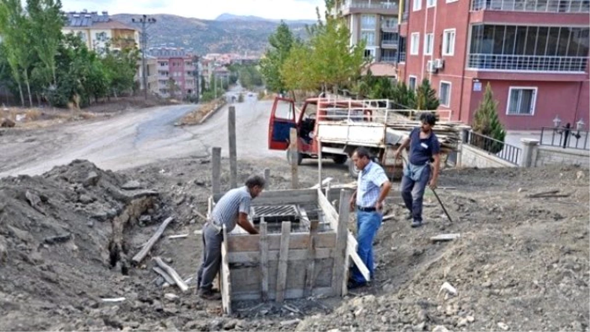 Gölbaşı\'nda Yağmur Suyu Mazgalları Takılıyor