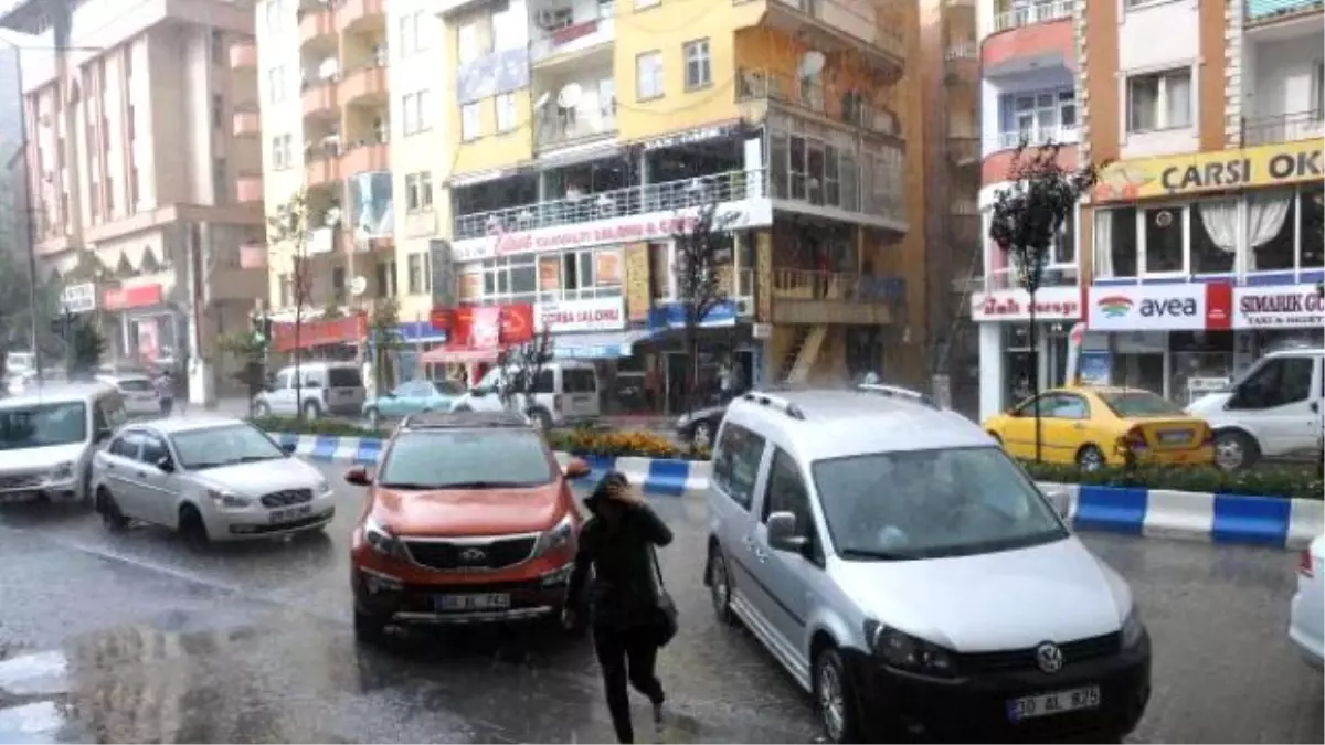 Hakkari\'de Sağanak Yağmur Vatandaşlar Zor Anlar Yaşattı