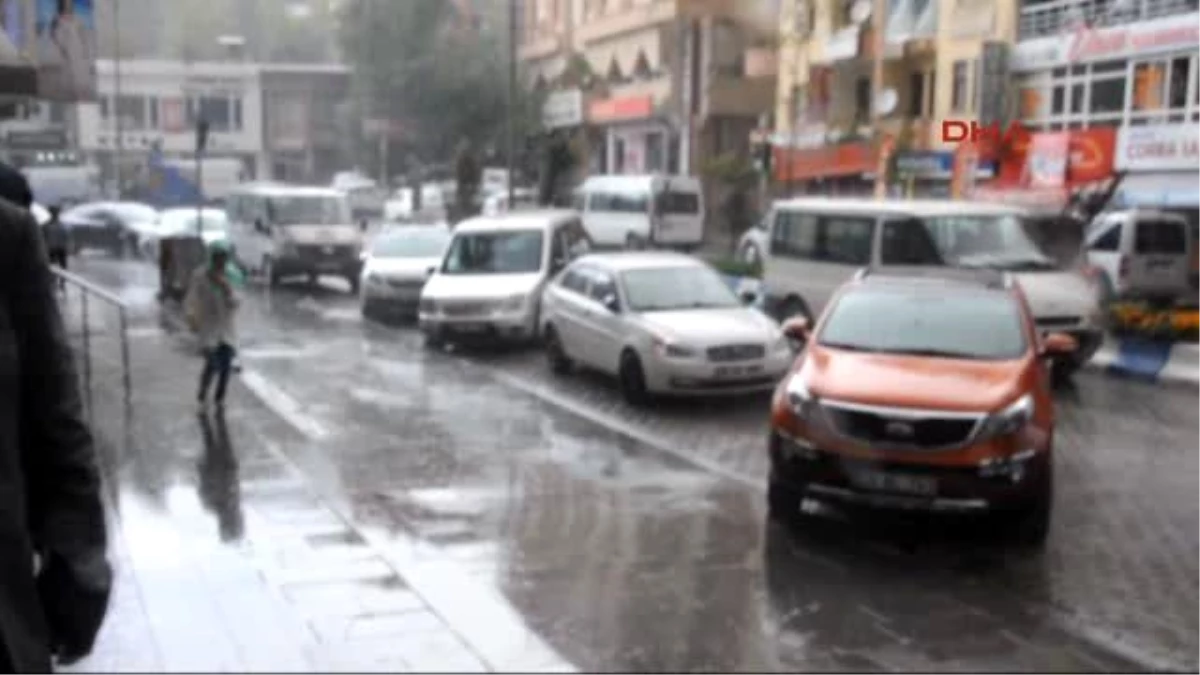 Hakkari\'de Sağnak Yağmur Vatandaşlar Zor Anlar Yaşattı