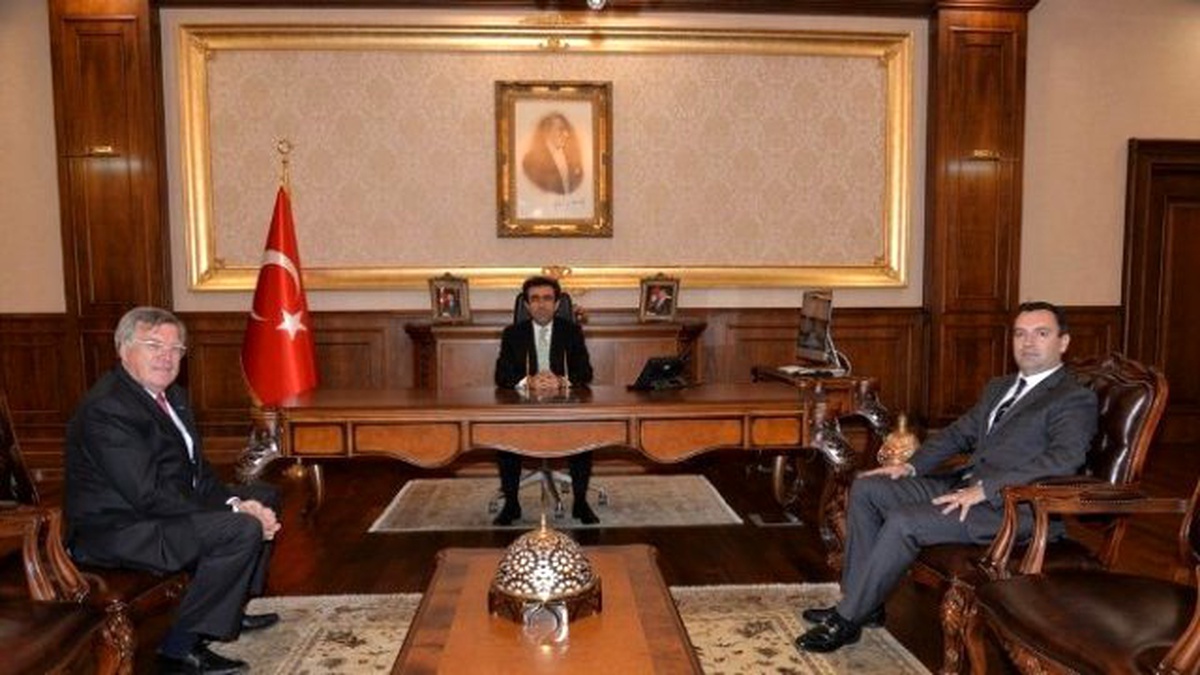 İzgaz Müdürü\'nden Vali Güzeloğlu\'na Ziyaret
