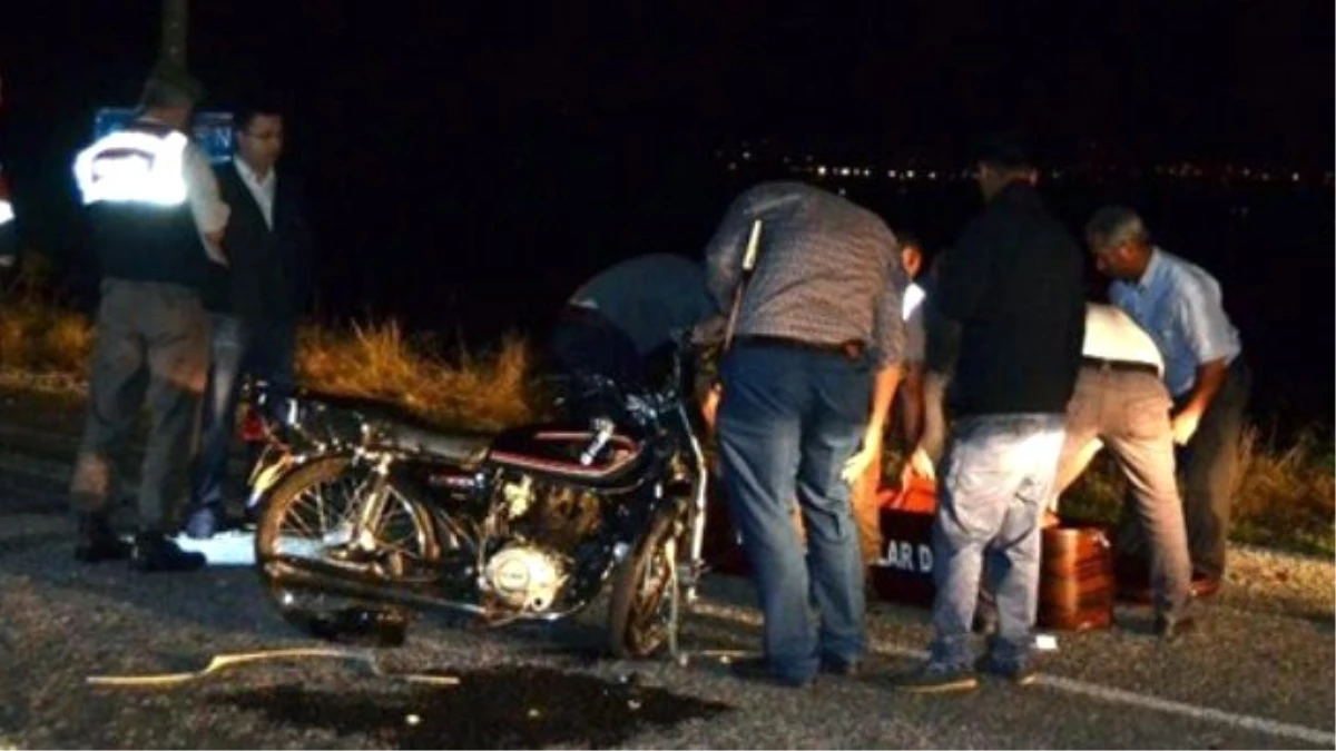 İzmir\'de İki Motosiklet Çarpıştı: 3 Ölü, 1 Yaralı